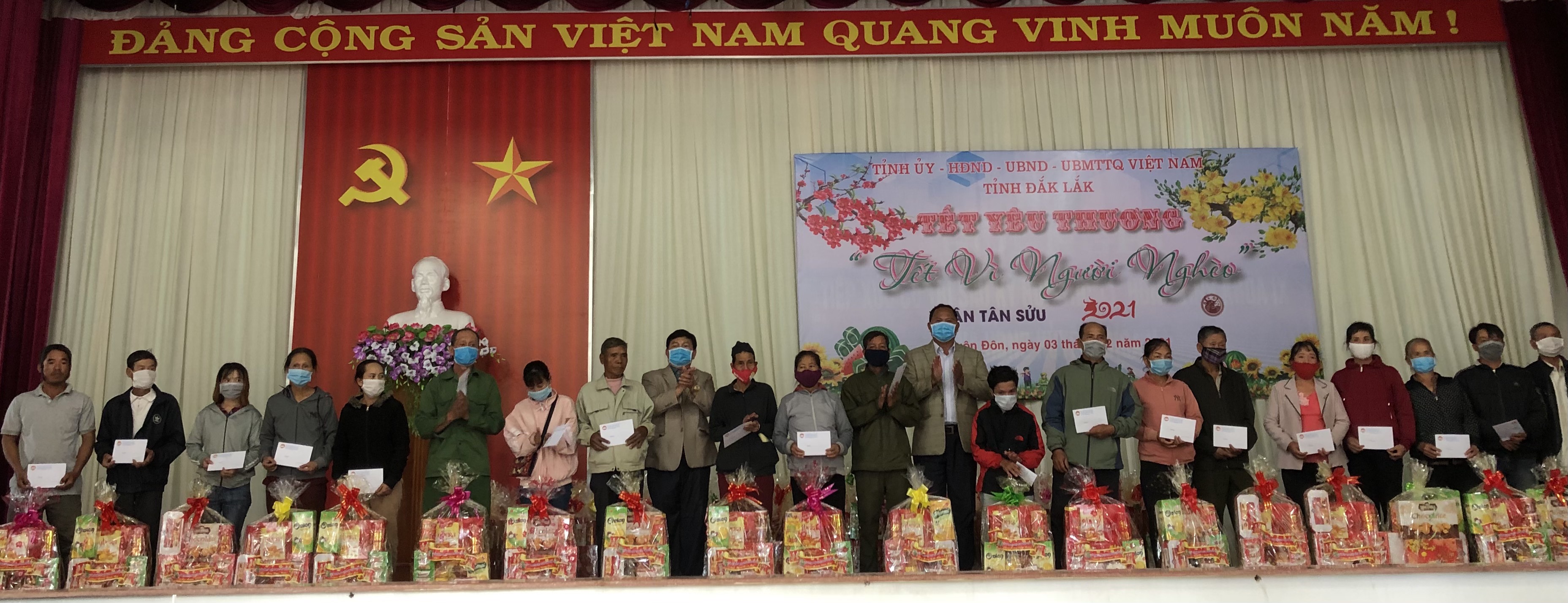 Tặng quà Tết cho đối tượng chính sách và người nghèo